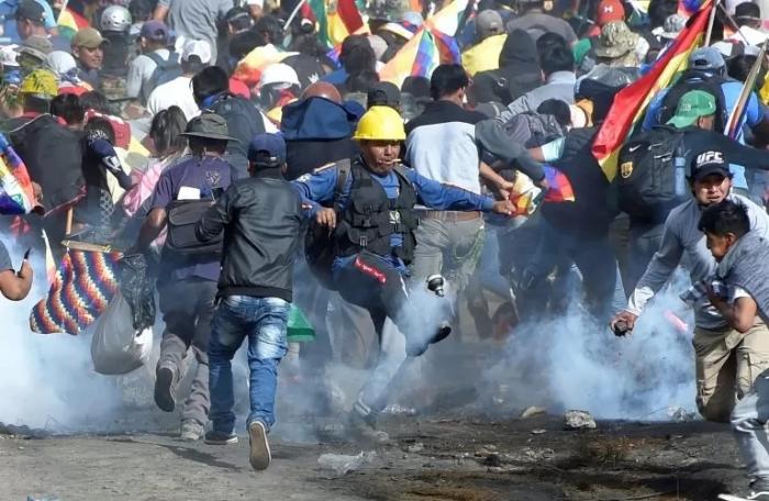 El pueblo boliviano fue muy reprimido por los golpistas, sin embargo, con su tenaz lucha obtuvo la victoria. foto: reuters