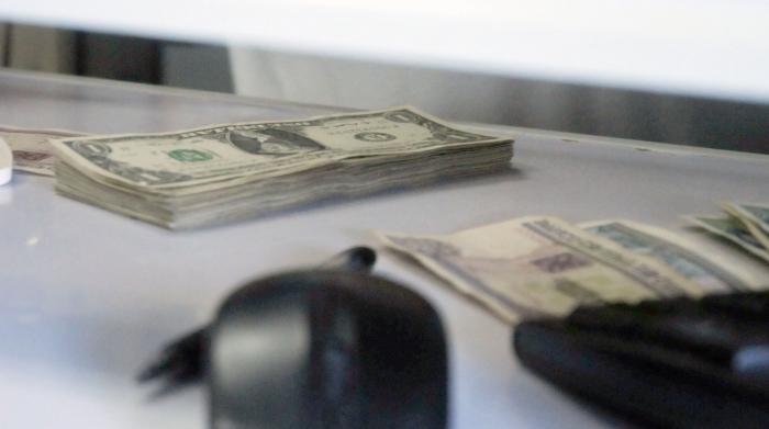 Venta de divisas en CADECA, desarrollado en la CADECA de 23 y J, Vedado, Plaza