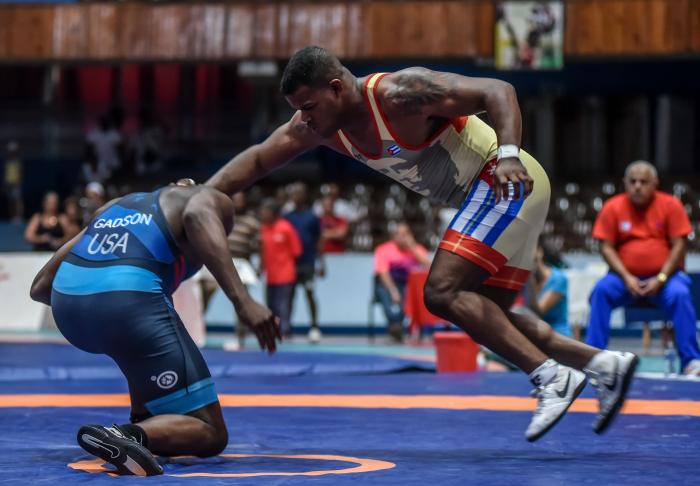 52 Torneo Internacional Cerro Pelado-Granma de Lucha Libre, Final 97 Kg, de rojo Salas R. (Cuba) y de azul Gadson K. (USA), en la Ciudad Deportiva