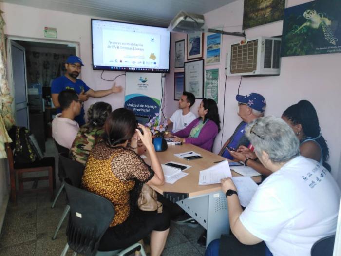 Científicos en un momento de análisis de los resultados de estudios de Peligro, Vulnerabilidad y Riesgo en el área de intervención del proyecto Resiliencia Costera