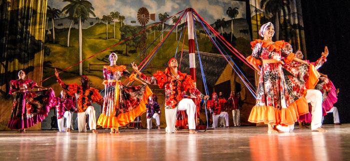 Presentación de la Compañía Folklorica Camagua en el Teatro Mella,Caribe Soy