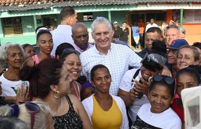 El Jefe de Estado recorrió la comunidad en transformación Sakenaf-Caracatey, de la ciudad 
de Santa Clara. foto: Estudios Revolución
