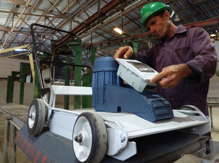En la chapeadora se aprecia la intención, el buen hacer en función de ofrecer nuevos productos que sustituyan importaciones. Fotos del autor
