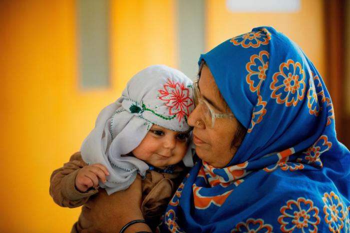 Niño y su mamá en Pakistán