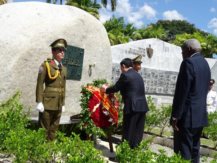 En honor a Fidel una ofrenda floral depositó ante su roca monumento
 