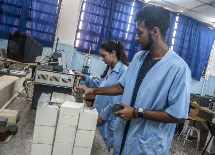 Instituto Superior de Tecnología y Ciencias Aplicadas (INSTEC). Lab Montaje experimental para medir la atenuación ganma de distintos materiales