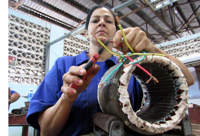 Urge renovar los métodos y estilos de trabajo para facilitar la participación de los colectivos laborales y la población en los procesos decisivos, dijo Marrero Cruz. foto: Germán Veloz Placencia	

