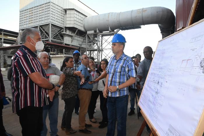  Díaz-Canel insistió en que Antillana de Acero tiene que tener claridad sobre los mercados de exportación, así como desarrollar estrategias que le permitan garantizar el abasto de materias primas. Foto: Estudios Revolución