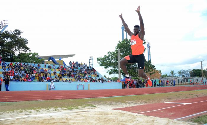 Cristian Nápoles se impuso en el triple salto con 17,23 metros. 
