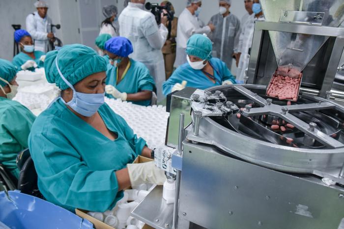 El Grupo Empresarial BioCubaFarma es el responsable del 61 % del cuadro básico nacional de medicamentos. foto: Ariel Cecilio Lemus