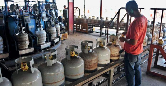 La misión principal de la Empresa Cubana de Gas s.a. continúa siendo llegar con el producto a los aproximadamente
1 700 000 clientes que tiene la red de gas licuado en la Isla. FOTO: RICARDO LÓPEZ HEVIA