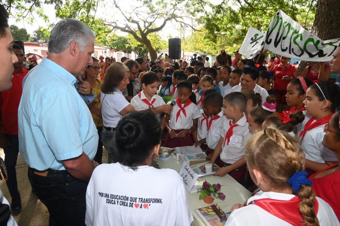 Como una prioridad del sistema educacional, Díaz-Canel subrayó la necesidad de desarrollar un pensamiento profundamente crítico en los estudiantes. foto: Estudios Revolución
