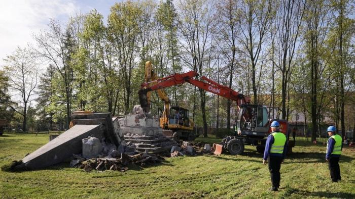 Demolición del monumento de gratitud al Ejército Rojo en Glubczyce, Polonia, el 5 de mayo de 2023. foto: Instytud pamierici narodowey