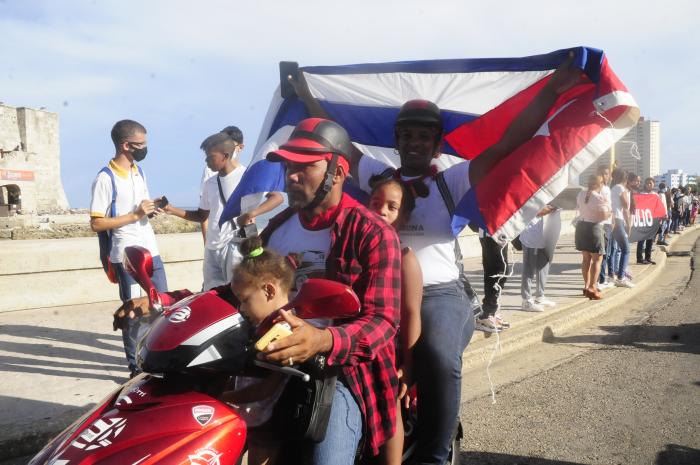 Caravana  en el Malecón habanero por el sí al Código de las familias en