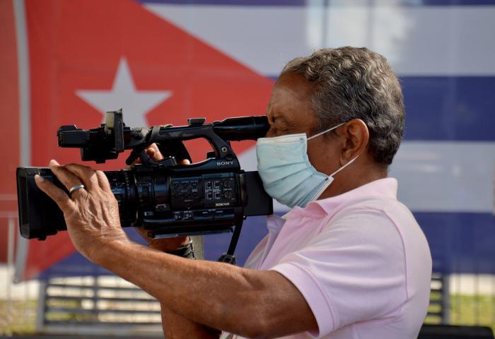 Los medios fundamentales de comunicación social, en nuestro país, son propiedad de todo el pueblo o de las organizaciones políticas, sociales y de masas