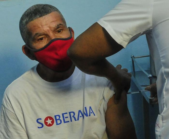 Vacunación del sujeto numero 44010 de la primera  face de Soberana-02 en La Habana, desarrollado en el Centro de Rehabilitación del policlínico Raúl Gómez García, ubicado en Coco, e/ Rabí y Ave. 10 de Octubre, 10 de Octubre.