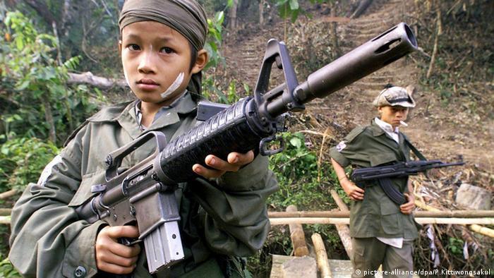 El jugoso negocio de la venta de armas provoca que se abastezca un mercado negro y a los grupos irregulares tecnología bélica, capaces de contratar niños como soldados. foto: Reuters