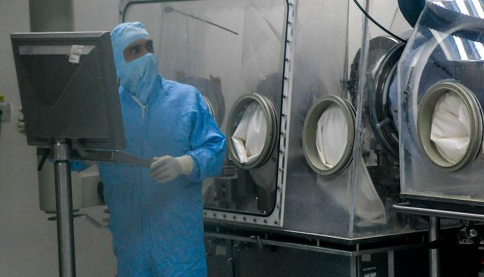 Recorrido por laboratorios de BioCuba Farma, El doctor Eduardo Martínez Díaz, presidente del Grupo de las Industrias Biotecnológica y Farmacéutica de Cuba (BioCubaFarma), UEB Sitoxtáticos de la empresa de laboratorios AICA