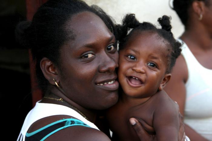 Niño con mamá en Centro Habana;  La Habana.