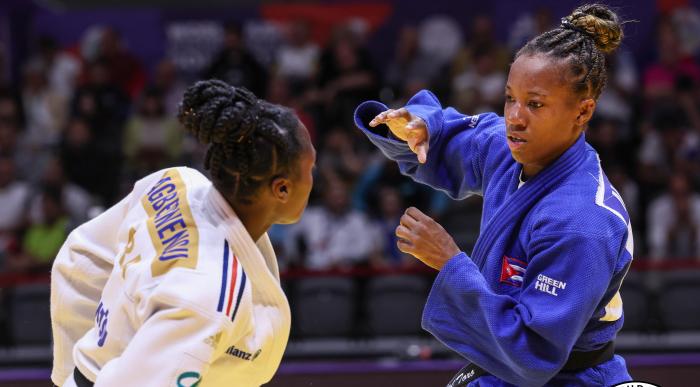 Maylín del Toro cedió ante la francesa Clarisse Agbegnenou, seis veces titular del orbe, en un combate definido en regla de oro. foto: ijf.org