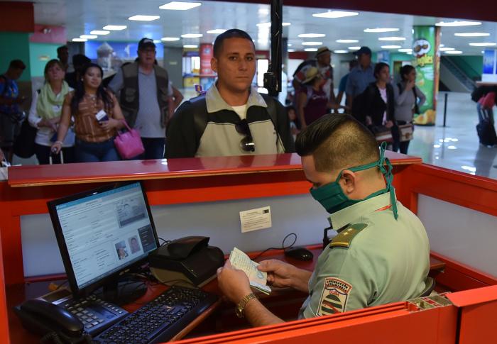 Chequeo de pasaportes en el Aeropuerto Internacional José Martí