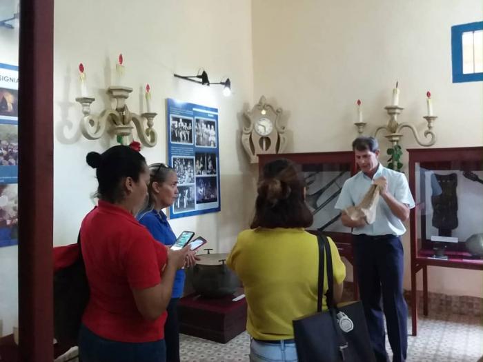 El subdirector del Museo de las Parrandas, Juan Carlos Hérnández Rodríguez, mostrando una pieza a los visitantes. 