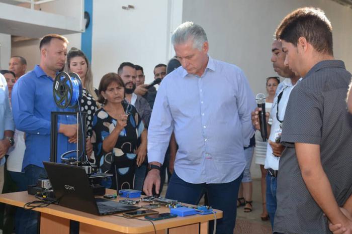 Durante una de sus recientes visitas a Villa clara, el Primer Secretario del Comité Central del Partido y Presidente de la República, Miguel Díaz-Canel Bermúdez, compartió con los trabajadores de Cedai. foto del autor