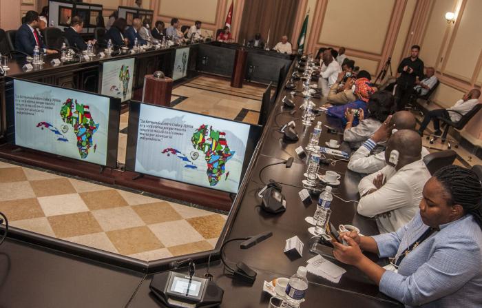 Encuentro entre Estaban Lazo Presidente de la Asamblea Nacional y Diplomaticos africanos