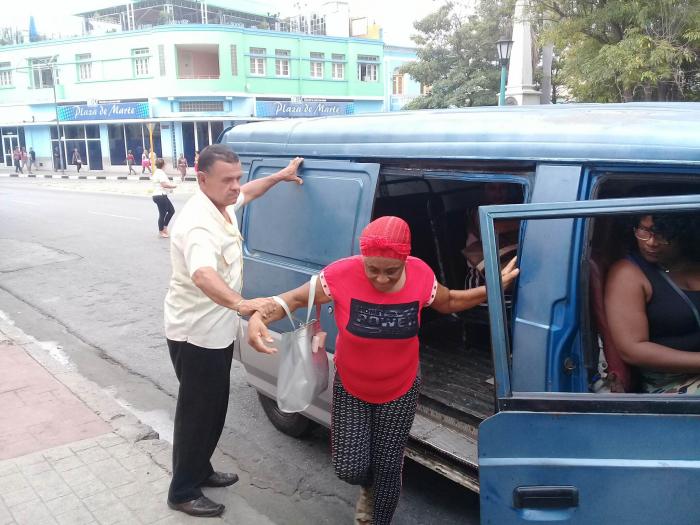 Este chofer de Confecciones Auge ayuda a una señora que abordó su güaguita, desde Ferreiro hasta Plaza de Marte, en la Ciudad Héroe. FOTO DEL AUTOR