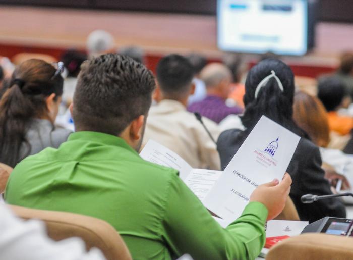 Segunda sesión extraordinaria X Legislatura en el palacio de Convenciones, presidida por Esteban Llazo Hernñandez, Presidente de la ANPP