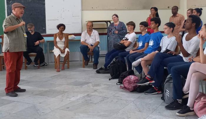 El poeta cubano Alberto Peraza Ceballos declamando uno de sus poemas para estudiantes y profesores de la Escuela Nacional de Ballet Fernando Alonso. 