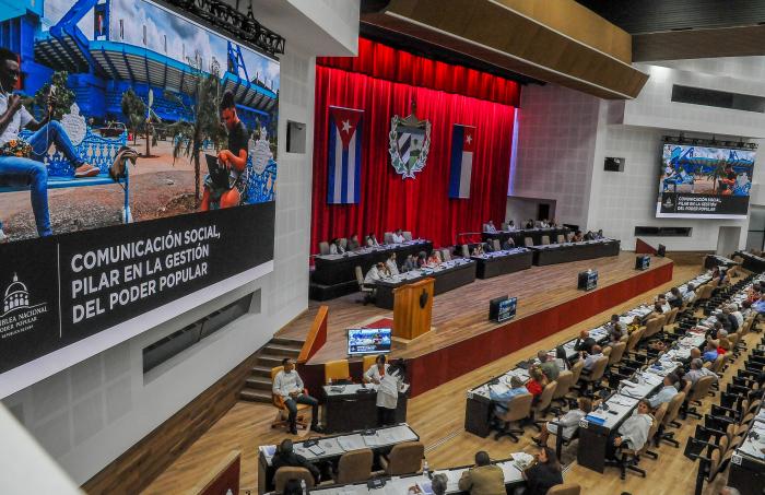 Segunda sesión extraordinaria X Legislatura en el palacio de Convenciones, presidida por Miguel Díaz canel bermúdez, Presidente de Cuba y Esteban Llazo Hernández, Presidente de la ANPP, Omero Acosta; Secretario de la ANPP y del Conmsejo de Estado