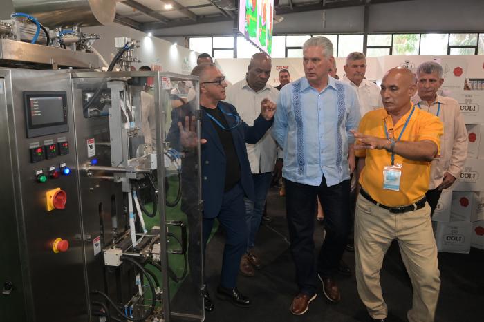 Diaz Canel en la Feria Pabexpo