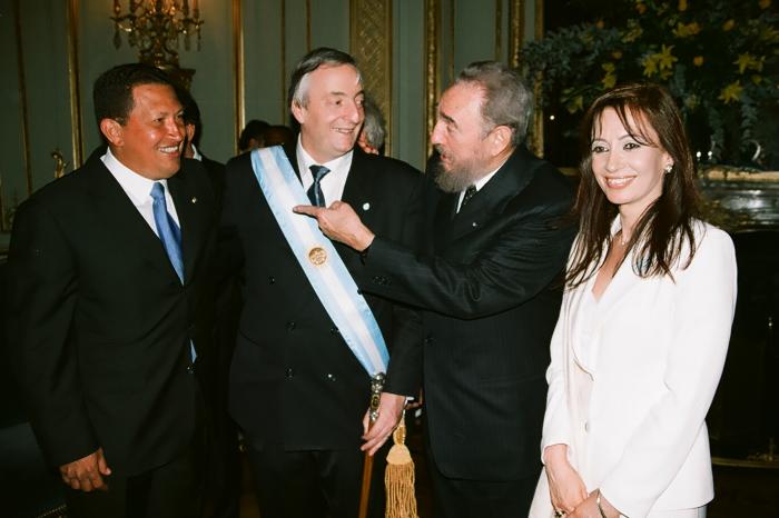 Fidel Castro, Hugo Chávez, Cristina Fernández de Kirchner y Nestor Kirchner en mayo 2003 en la toma de posesión de Nestor Kirchner