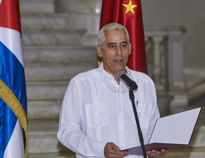 Gerardo Peñalver Portal en la ceremonia de otorgamiento de la medalla de la amistad al embajador de la República Popular China, Chen Xi