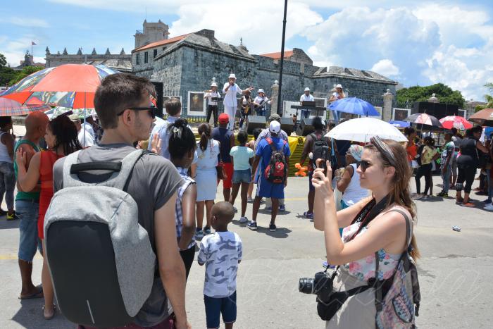 Primer carnaval acuatico en La Habana, donde participaron variadas embarcaciones con los figurines por la Bahía de La Habana desde el anfiteatro hasta los almacenes de madera en la Alameda. 
