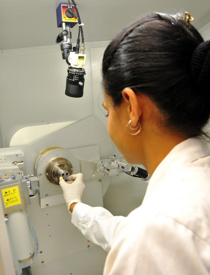 Centro de Estudios Avanzados de Cuba (CEAC).(foto Jorge Luis Gonzàlez) 7-9-15 Nano13N9 Ingeniera Física, Yilian Fernández en el Difractometro de Rayos X.