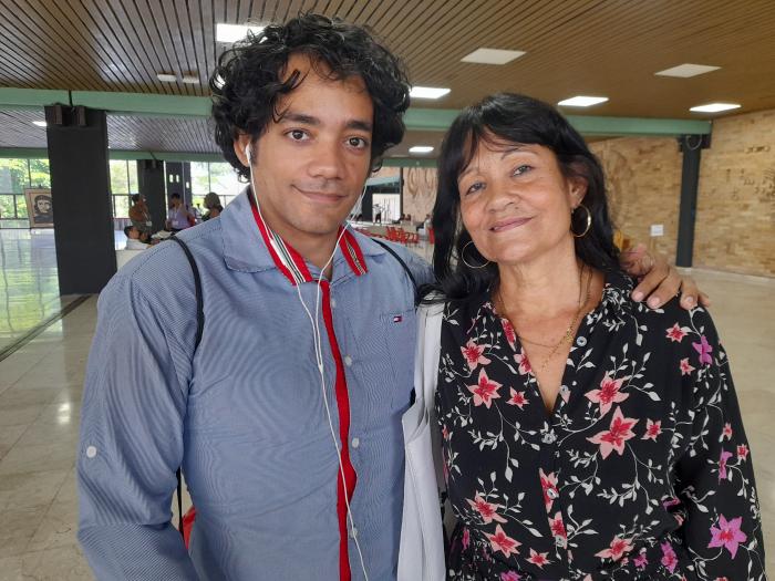 Ángela Mora Reyes y su hijo Alekeiser han librado, por 31 años, una dura batalla contra las complicaciones 
de la hemofilia. foto de la  autora