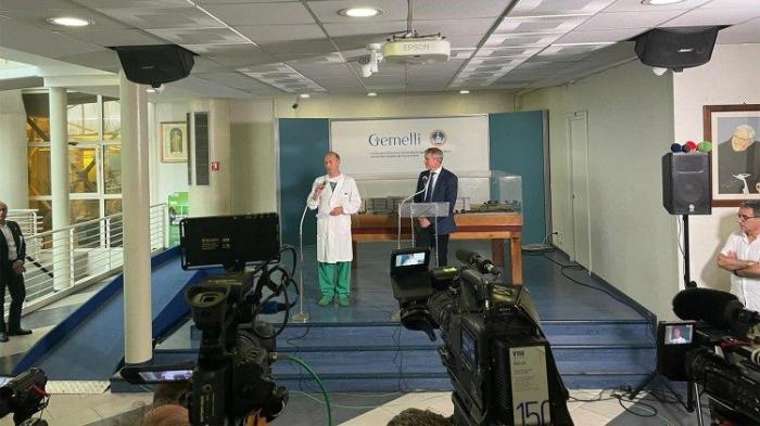 En conferencia de prensa, la Santa Sede informa que la cirugía del Papa Francisco terminó sin complicaciones en el hospital Gemelli de Roma