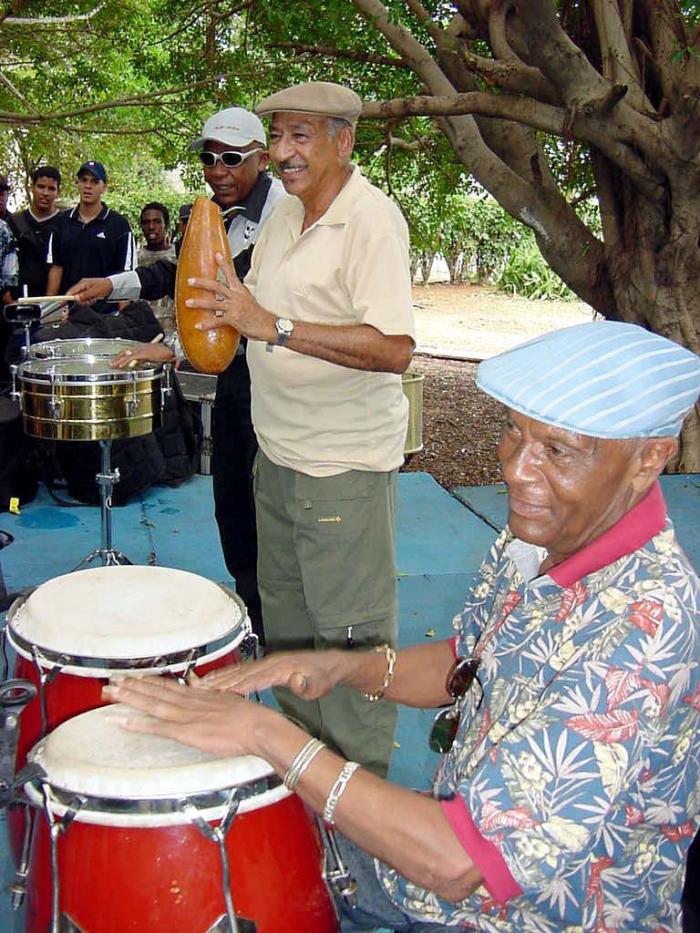 Cubadisco 2002.  José Luís Quintana (Changuito), Enrique Lazaga y Arístides Soto (Tata  Güines). (Foto:Raúl López). 22-5-2002. TAMB01N5. Publicada: 23/05/2002

Tags0011