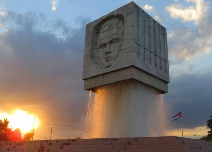 La tupida cortina de agua, que parece sostener el Monumento, simboliza la pureza de los ideales de los jóvenes de la Generación del Centenario. Foto del autor
