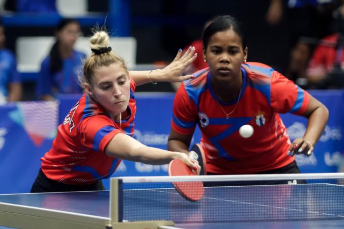 Lizdainet Rodríguez e Idalys Lovet blanqueron a las bahamesas en la jornada debut del tenis de mesa. foto: calixto n. llanes