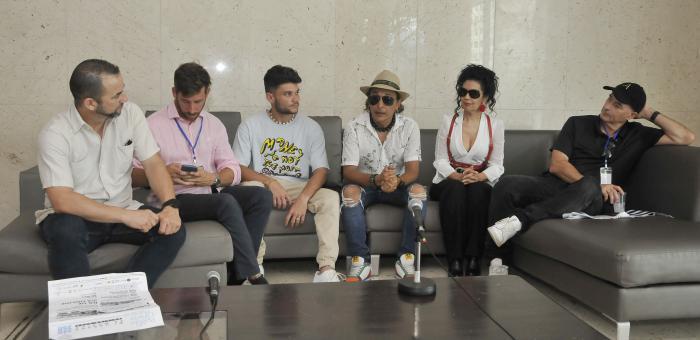 Los artistas españoles Sanco (tercero de izquierda a derecha), Cristina del Valle y Alberto Comesaña ( los dos últimos a la derecha) junto a miembros del Comité Organizador del evento. 