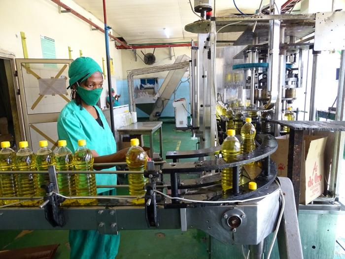 En el país se encuentra un barco con inventario suficiente para satisfacer la demanda de aceite durante dos meses, de ahí que en los próximos días podrá comenzar la distribución de ese producto a la población. 