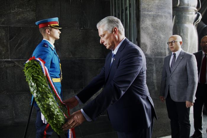 Como parte de su visita a Serbia, Díaz-Canel colocó una ofrenda 
