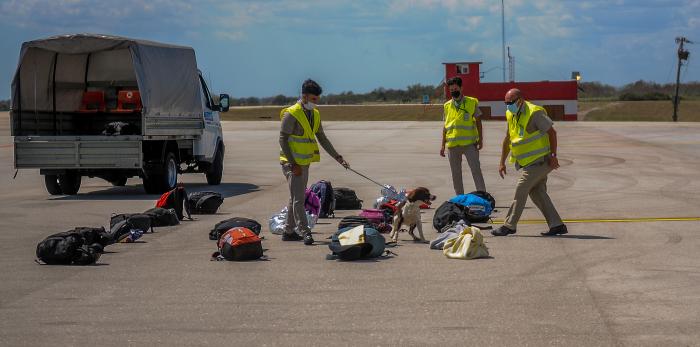 Las autoridades mexicanas deportan a la Habana a un grupo de migrantes que se encontraban varados en México con la intención de llegar a Estados Unidos, Aeropuerto Internacional Jo´se Martí