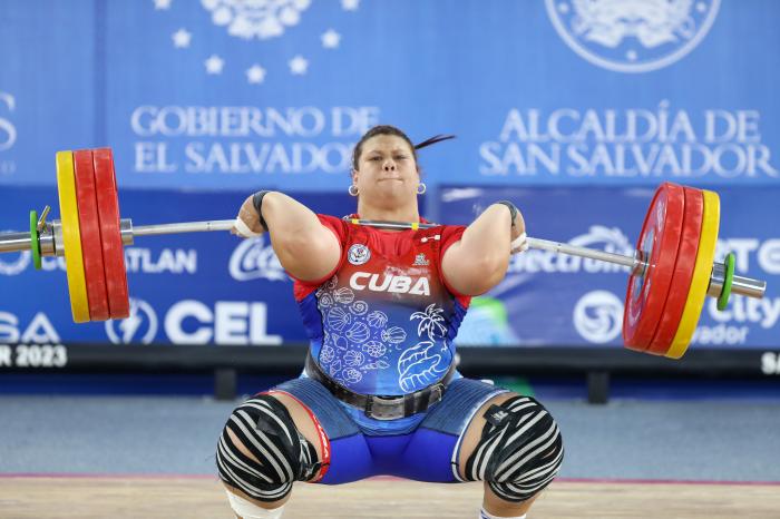Marifélix Sarría de Cuba, obtiene medalla de oro  en el envión de la división de más 87 kg del levantamiento de pesas 