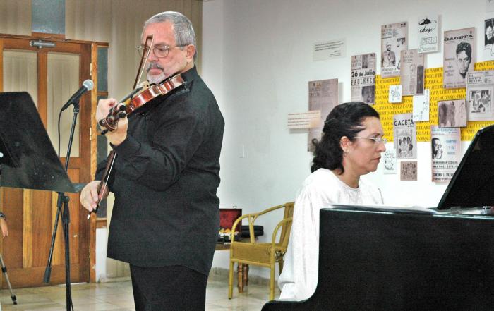 Concierto Tres de dos en la Sala Ruben Martínbez Villena de la UNEAC Duo  Pro Musica Alfredo Muñoz (violín) y María Victoria del Collado (piano)  

Musi2100
