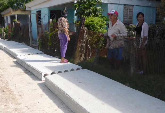 La acera, aún en construcción, es motivo de alegría para los residentes de la comunidad, sobre todo porque será empleada por las niñas y los niños en su andar hacia la escuela. foto del autor
