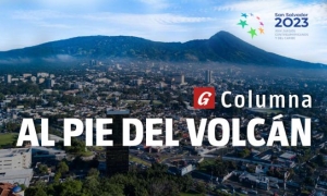 Columna Al pie del volcán